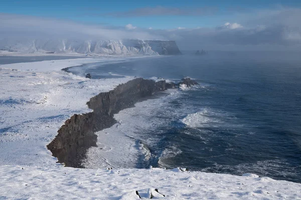 冰岛冬季的迪霍莱角海岸景观全景图像 海岸线被雪覆盖 — 图库照片