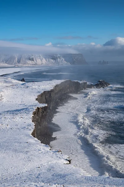 Panoramabild Der Küstenlandschaft Des Kaps Dyrholaey Einem Wintertag Mit Schneebedeckter — Stockfoto