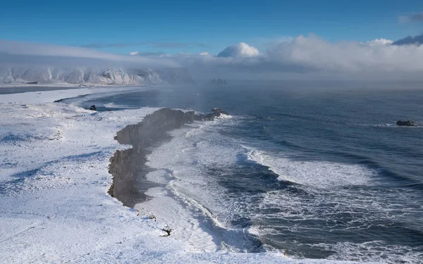 Panoramabild Der Küstenlandschaft Des Kaps Dyrholaey Einem Wintertag Mit Schneebedeckter — Stockfoto