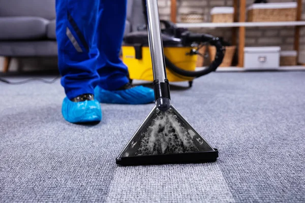 Menselijke Schoonmaak Tapijt Woonkamer Met Behulp Van Stofzuiger Thuis — Stockfoto