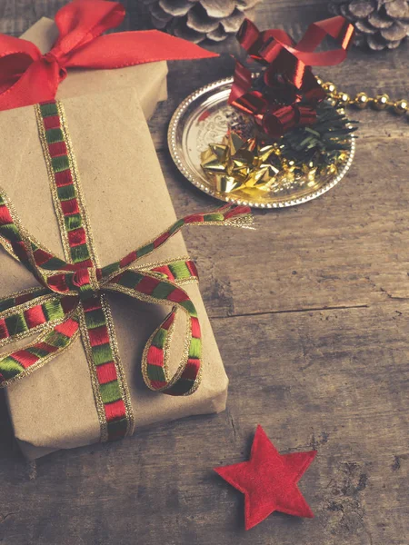 Presentes Natal Com Decoração Piso Madeira Rústico Usando Como Fundo — Fotografia de Stock