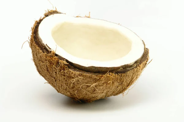 白色背景的新鲜碎椰子 — 图库照片
