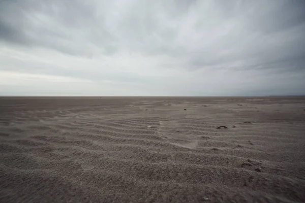 Deniz Kıyısında Bulutlu Bir Günde Kumlu Plaj Zemin Görünümü Düz — Stok fotoğraf
