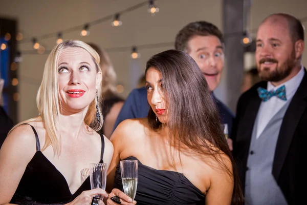파티에서 명에게 반응하는 — 스톡 사진