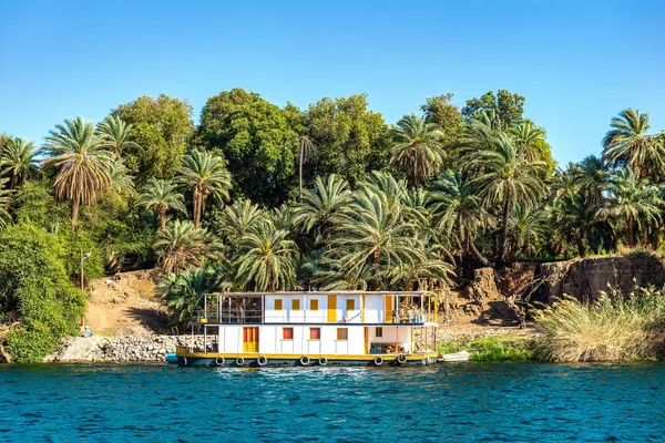 Člun Kotvíce Pobřeží Řeky Nilu Zelených Palmových Stromů — Stock fotografie
