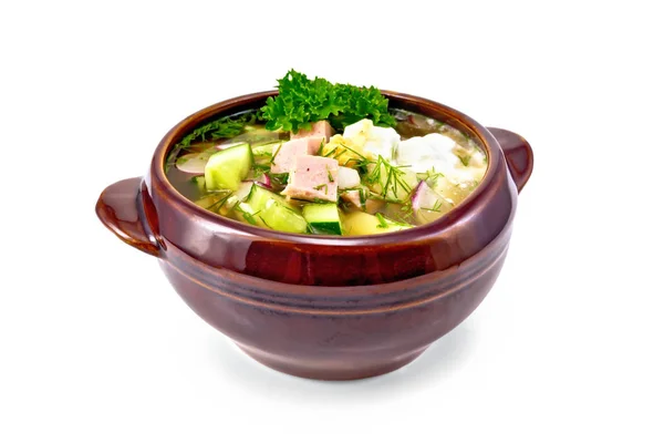 白い背景に分離された粘土ボウルで飲む冷たいスープからソーセージ ジャガイモ キュウリ クワス オクローシカ — ストック写真