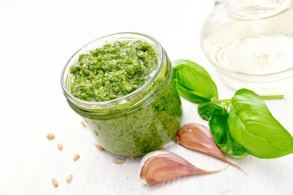 Salsa Pesto Frasco Vidrio Albahaca Piñones Ajo Aceite Oliva Sobre —  Fotos de Stock