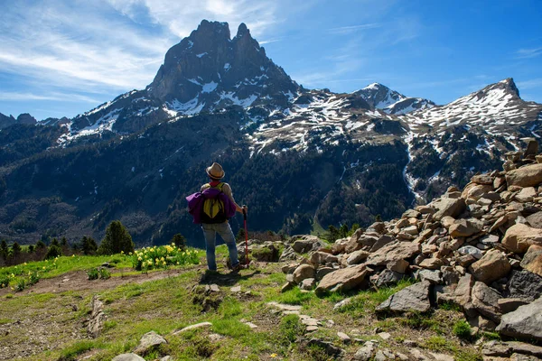 Μια Πεζοπόρος Που Περπατάει Στα Γαλλικά Πυρηναία Βουνά Pic Midi — Φωτογραφία Αρχείου