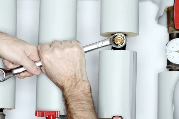 Arbeiter Fixiert Rohr Mit Schraubenschlüssel Heizungsraum — Stockfoto
