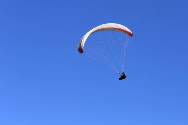 Parapente Está Voando Frente Céu Azul — Fotografia de Stock