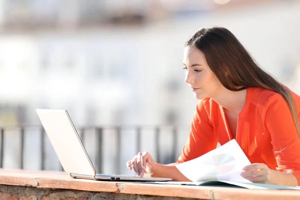 Grave Lavoro Autonomo Con Computer Portatile Grafici Balcone — Foto Stock