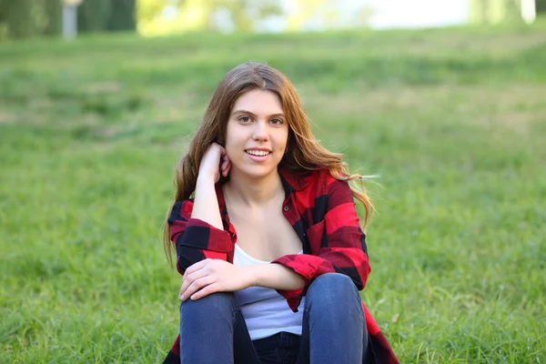 Щаслива Дівчина Підліток Дивиться Камеру Сидить Траві Парку — стокове фото
