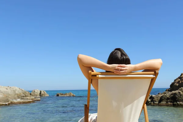 Vista Trasera Retrato Turista Relajado Sentado Una Hamaca Disfrutando Vacaciones — Foto de Stock