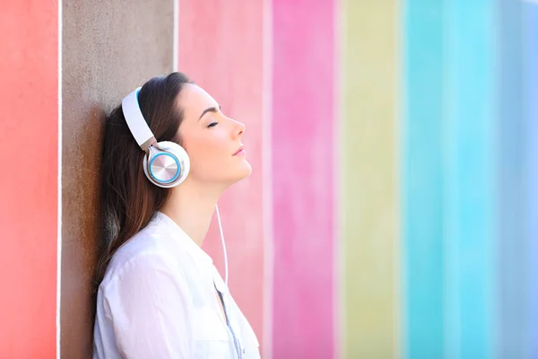 Retrato Una Chica Relajada Escuchando Música Una Calle Colorida — Foto de Stock
