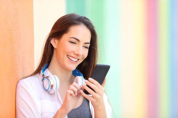 Gelukkig Meisje Een Kleurrijke Muur Controleren Van Smart Phone Online — Stockfoto