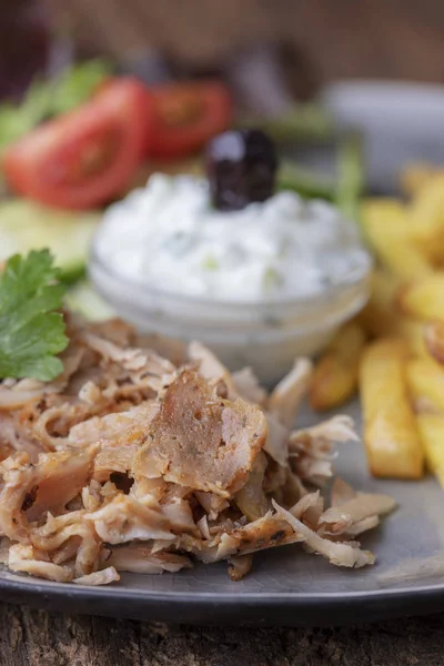 Řecké Gyros Tzaziki Hranolky — Stock fotografie