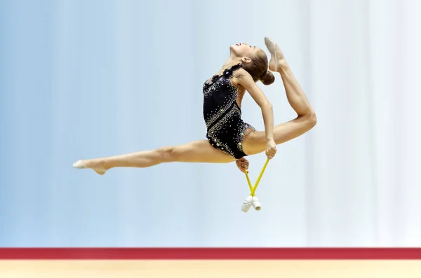 Delicioso Salto Acrobático Com Uma Divisão Realizada Por Uma Jovem — Fotografia de Stock