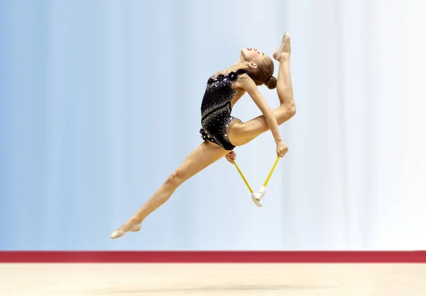 Reizvoller Akrobatischer Sprung Mit Einem Spagat Den Eine Junge Turnerin — Stockfoto