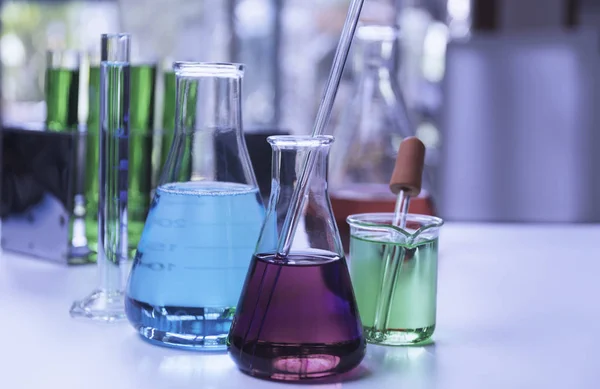 Laboratoriekemiska Provrör Glas Med Vätska För Analytisk Medicinsk Farmaceutisk Och — Stockfoto