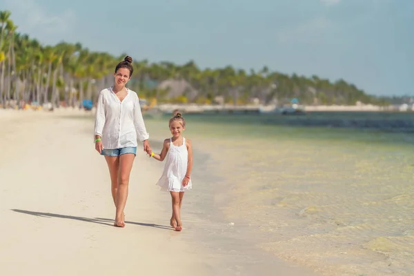 Young Mother Little Daughter Walking Beach Dominican Republic — Stock Photo, Image