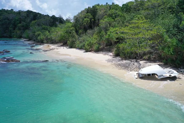 Aereo Drone Vista Parte Della Barca Distrutta Sulla Bellissima Spiaggia — Foto Stock