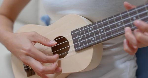 Mujer Jugar Con Ukelele Casa — Foto de Stock