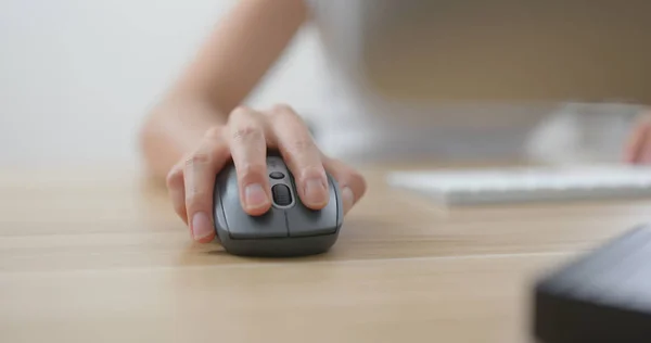 Ofiste Çalışan Kadın Masaüstü Bilgisayarı Kullanıyor — Stok fotoğraf
