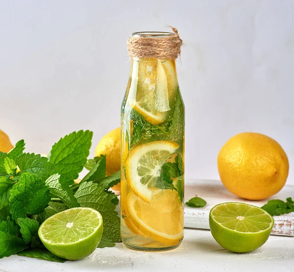 レモン ミントの葉 ガラス瓶のライム カクテルを作るための材料の隣にレモンと夏のさわやかなドリンクレモネード — ストック写真