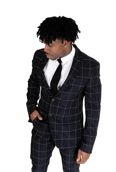 Koyu Gri Takım Elbiseli Kravatlı Genç Bir Afro Amerikalı Stüdyoda — Stok fotoğraf