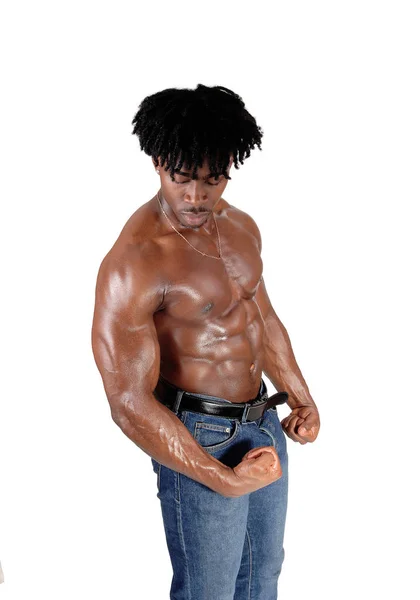Młody Afroamerykanin Bez Koszulki Napinający Ramię Pokazujący Swoje Muskularne Ciało — Zdjęcie stockowe