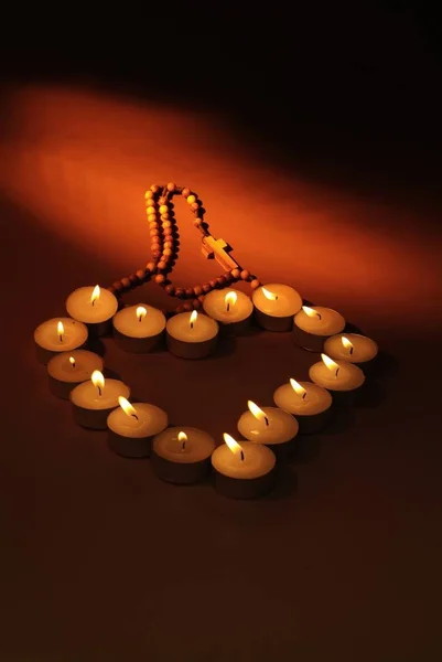 心脏由黑色背景上的蜡烛制成 由燃烧的红蜡烛孤立的爱与信仰的象征 — 图库照片