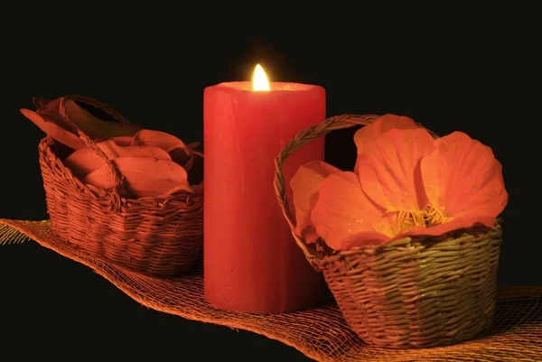 Rote Kerze Mit Blumen Einem Weidenkorb Einem Italienischen Thermalbad — Stockfoto
