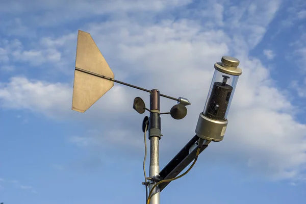 Wind Speed Measuring Device Background Sky White Fluffy Clouds — 스톡 사진