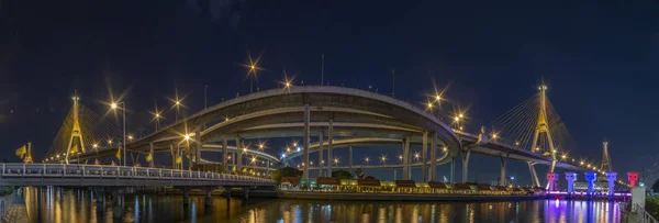 Bhumibol Bridge Rzeka Chao Phraya Włącz Światła Wielu Kolorach Nocy — Zdjęcie stockowe