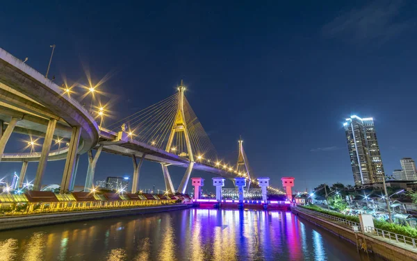 Ponte Bhumibol Ponte Rio Chao Phraya Ligue Luzes Muitas Cores — Fotografia de Stock