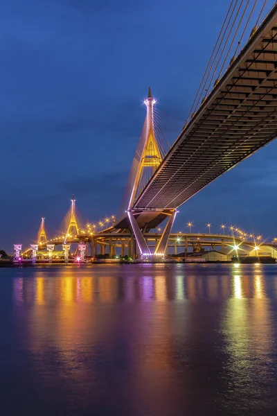 Γέφυρα Μπύμπολ Γέφυρα Ρίβερ Μπρουάγια Ανάψτε Φώτα Πολλά Χρώματα Νύχτα — Φωτογραφία Αρχείου