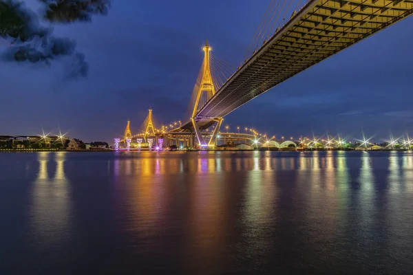 Ponte Bhumibol Ponte Rio Chao Phraya Ligue Luzes Muitas Cores — Fotografia de Stock