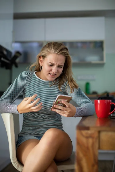 Teenage Girl Using Her Cell Phone Being Angry While Having — Stock Photo, Image