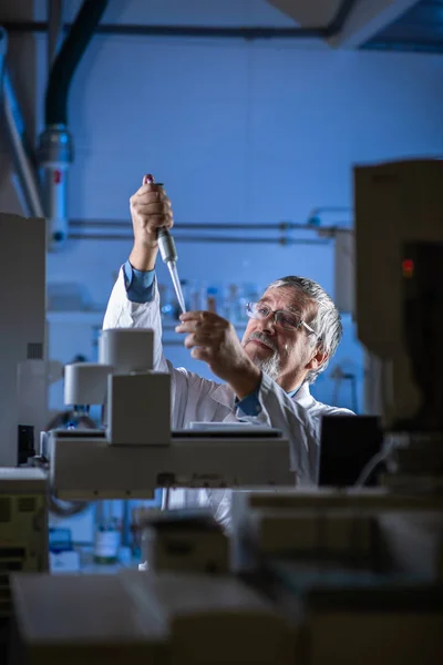 Científico Sénior Laboratorio Química Que Lleva Cabo Investigaciones Mirando Muestras — Foto de Stock