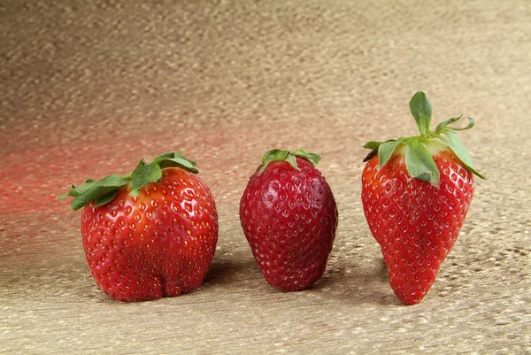 Rote Erdbeeren Vor Goldenem Hintergrund — Stockfoto