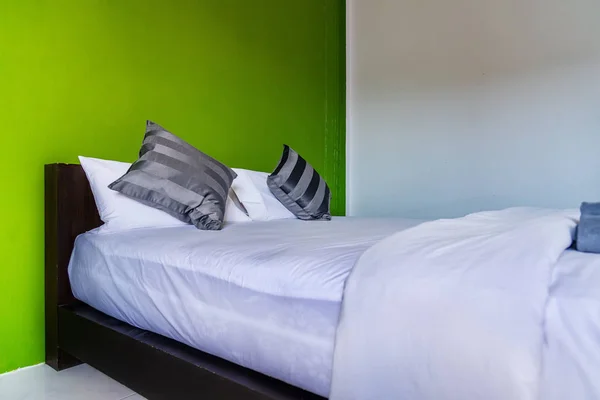 Glückliches Schlafzimmer Und Bequeme Matratzen Und Kissen Über Licht Fenster — Stockfoto