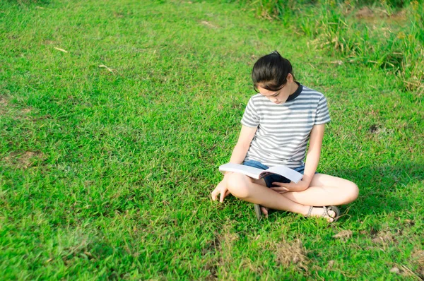 Concetto Istruzione Apprendimento Giovane Ragazza Che Legge Nel Prato Verde — Foto Stock