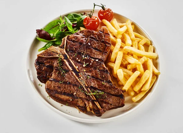 Ochucený Marinovaný Grilovaný Bone Steak Hranolkami Salátovou Zeleninou Pečenými Rajčaty — Stock fotografie
