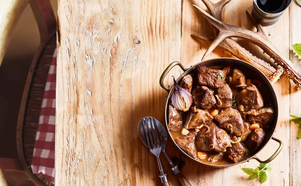 Goulash Daging Rusa Yang Pedas Disajikan Dalam Panci Tembaga Kecil — Stok Foto