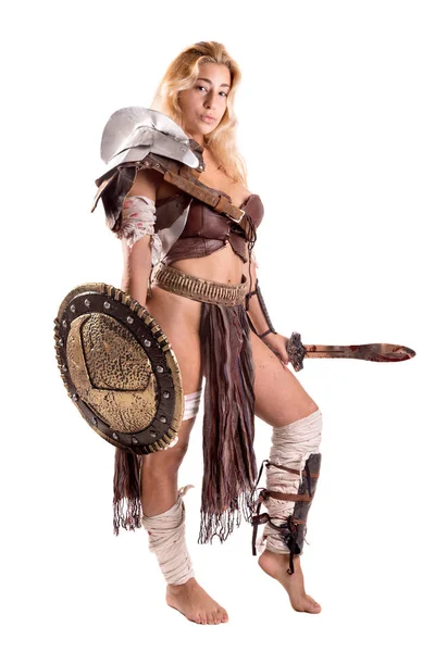 Starobylá Žena Bojovník Nebo Gladiátor Pózování Mečem Štítem Izolované Bílém — Stock fotografie