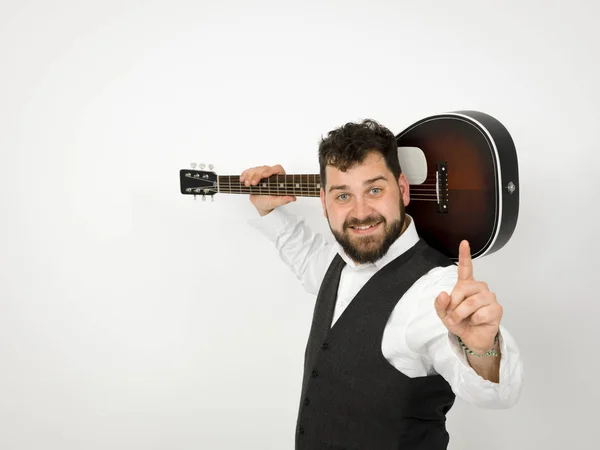 Man Met Zwart Haar Baard Spelen Zingen Met Akoestische Gitaar — Stockfoto