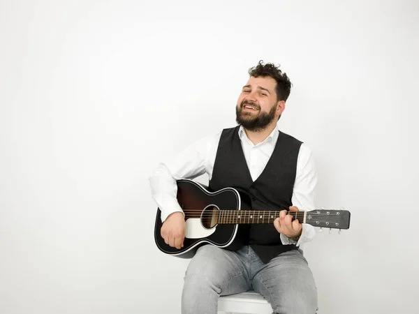 Man Met Zwart Haar Baard Spelen Zingen Met Akoestische Gitaar — Stockfoto