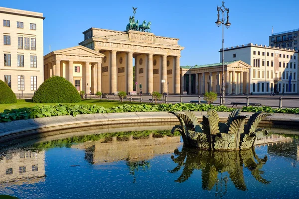 Famosa Puerta Brandeburgo Berlín Con Reflejos Una Fuente —  Fotos de Stock