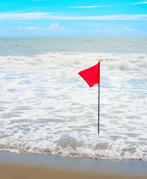 Sventolando Bandiera Rossa Riva Mare Bali Indonesia — Foto Stock