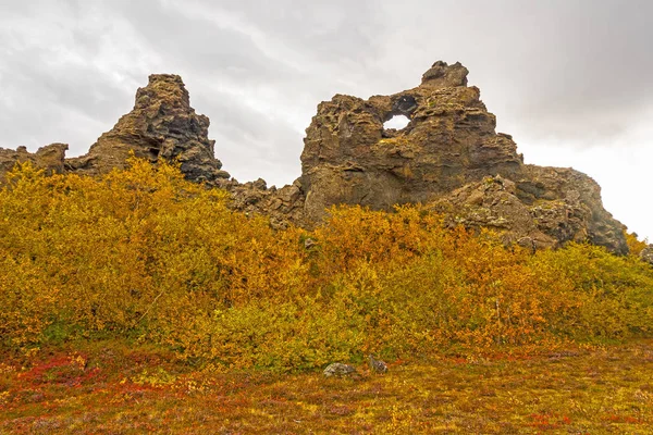 Kuzey Zlanda Daki Myvatn Gölü Yakınlarındaki Dimmuborgir Lavların Ortasında Sonbahar — Stok fotoğraf